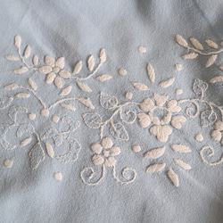 ドイツの手仕事/綺麗な水色の生地に白いお花の手刺繍 円形テーブルクロス (ヴィンテージ 白糸刺繍) 5枚目の画像