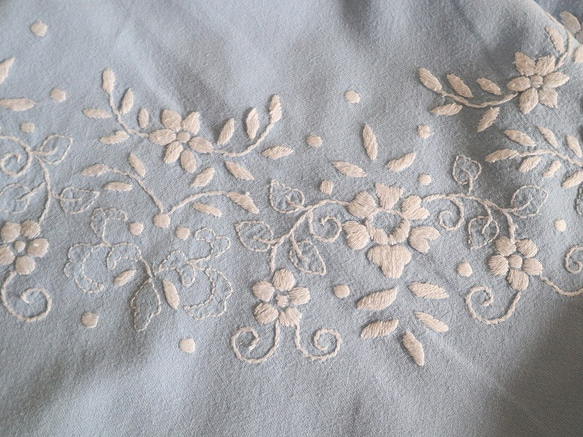 ドイツの手仕事/綺麗な水色の生地に白いお花の手刺繍 円形テーブルクロス (ヴィンテージ 白糸刺繍) 5枚目の画像