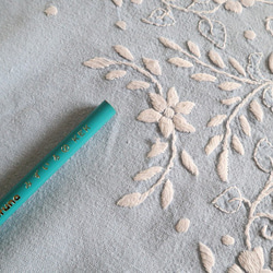 ドイツの手仕事/綺麗な水色の生地に白いお花の手刺繍 円形テーブルクロス (ヴィンテージ 白糸刺繍) 6枚目の画像