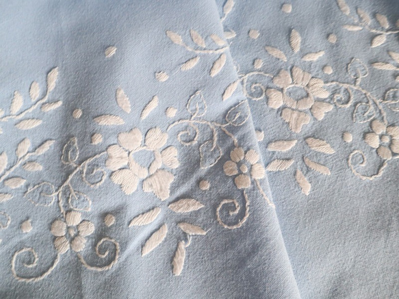 ドイツの手仕事/綺麗な水色の生地に白いお花の手刺繍 円形テーブルクロス (ヴィンテージ 白糸刺繍) 8枚目の画像