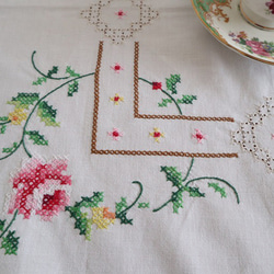 ドイツの手仕事/ピンクローズや黄色の小花のクロスステッチ 手刺繍 テーブルクロス (ヴィンテージ) 7枚目の画像