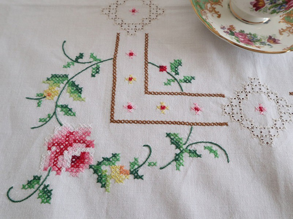 ドイツの手仕事/ピンクローズや黄色の小花のクロスステッチ 手刺繍 テーブルクロス (ヴィンテージ) 7枚目の画像