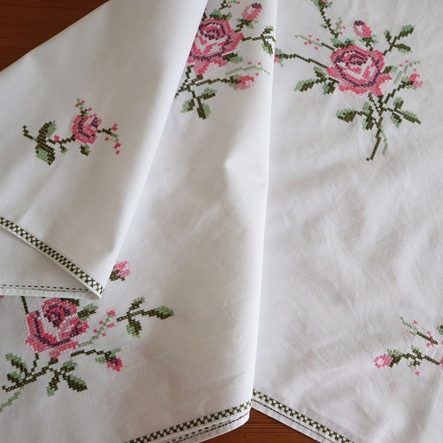 ドイツの手仕事/細やかなクロスステッチ ピンクの薔薇の手刺繍