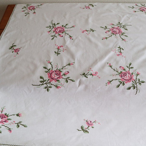 ドイツの手仕事/細やかなクロスステッチ ピンクの薔薇の手刺繍