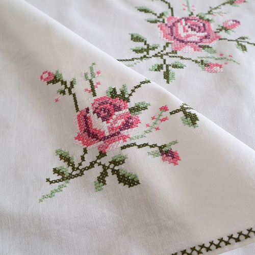 薔薇のモチーフ毛糸手刺繍　混紡リネン　大判テーブルクロス 薔薇のモチーフ毛糸手刺繍 混紡リネン 大判テーブルクロス