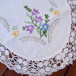 ドイツの手仕事/お花の手刺繍とボビンレース・オーバル型テーブルマット 2枚目の画像