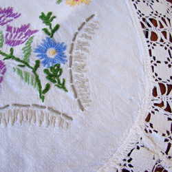 ドイツの手仕事/お花の手刺繍とボビンレース・オーバル型テーブルマット 3枚目の画像