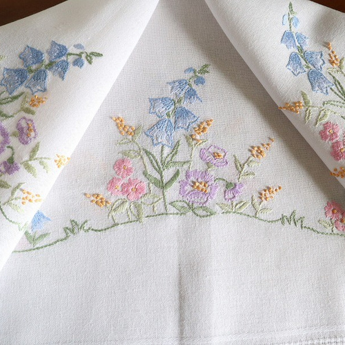 ドイツの手仕事/釣鐘草や淡い紫 ピンクのお花の手刺繍 テーブルクロス