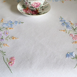 ドイツの手仕事/釣鐘草や淡い紫 ピンクのお花の手刺繍 テーブルクロス (ヴィンテージ) 2枚目の画像