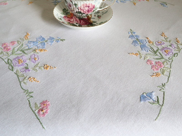 ドイツの手仕事/釣鐘草や淡い紫 ピンクのお花の手刺繍 テーブルクロス (ヴィンテージ) 2枚目の画像