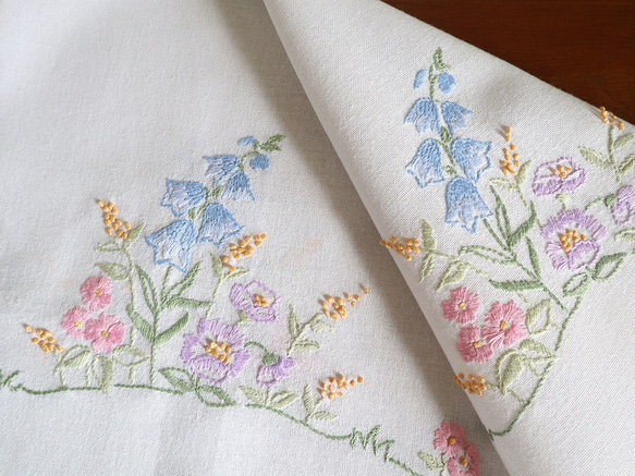 ドイツの手仕事/釣鐘草や淡い紫 ピンクのお花の手刺繍 テーブルクロス (ヴィンテージ) 4枚目の画像