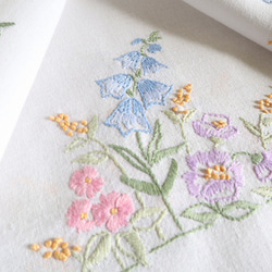 ドイツの手仕事/釣鐘草や淡い紫 ピンクのお花の手刺繍 テーブルクロス (ヴィンテージ) 5枚目の画像