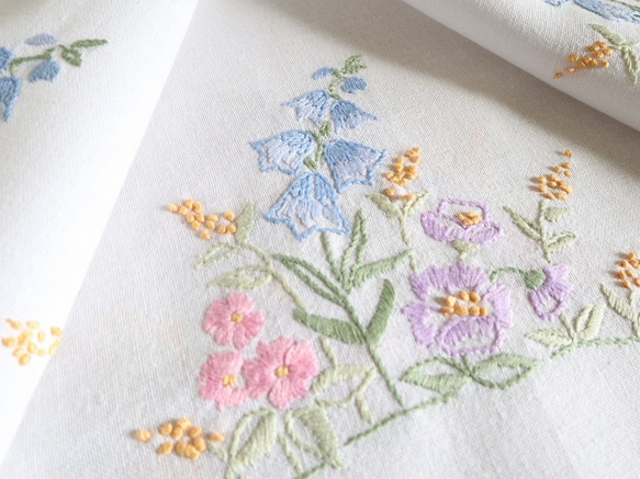 ドイツの手仕事/釣鐘草や淡い紫 ピンクのお花の手刺繍 テーブルクロス (ヴィンテージ) 5枚目の画像