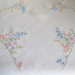 ドイツの手仕事/釣鐘草や淡い紫 ピンクのお花の手刺繍 テーブルクロス (ヴィンテージ) 8枚目の画像