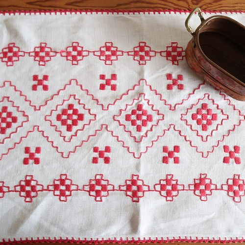 ドイツの手仕事/フォークロアな幾何学模様の赤糸手刺繍 テーブル
