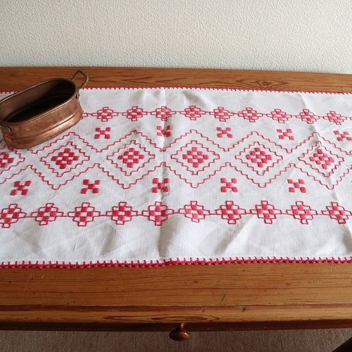 ドイツの手仕事/フォークロアな幾何学模様の赤糸手刺繍 テーブル