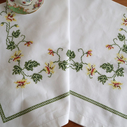 ドイツVintage　手刺繍クロス　黄色い糸ステッチ ドイツVintage 手刺繍クロス 黄色い糸ステッチ - メルカリ