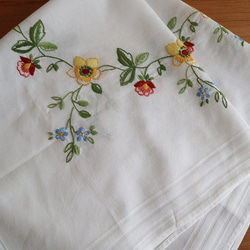 ドイツの手仕事/色とりどりのお花のフラワーサークル 手刺繍 テーブルクロス 未使用品  (ヴィンテージ) 2枚目の画像