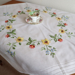 ドイツの手仕事/色とりどりのお花のフラワーサークル 手刺繍 テーブルクロス 未使用品  (ヴィンテージ) 1枚目の画像