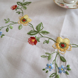 ドイツの手仕事/色とりどりのお花のフラワーサークル 手刺繍 テーブルクロス 未使用品  (ヴィンテージ) 5枚目の画像