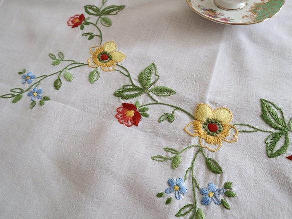 ドイツの手仕事/色とりどりのお花のフラワーサークル 手刺繍 テーブルクロス 未使用品  (ヴィンテージ) 5枚目の画像