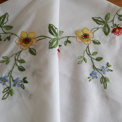 ドイツの手仕事/色とりどりのお花のフラワーサークル 手刺繍 テーブルクロス 未使用品  (ヴィンテージ) 6枚目の画像