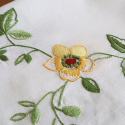 ドイツの手仕事/色とりどりのお花のフラワーサークル 手刺繍 テーブルクロス 未使用品  (ヴィンテージ) 8枚目の画像