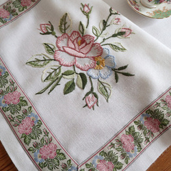 ドイツの手仕事/大輪のピンクと水色のお花の手刺繍 テーブルセンター 未使用品  (ヴィンテージ) 3枚目の画像
