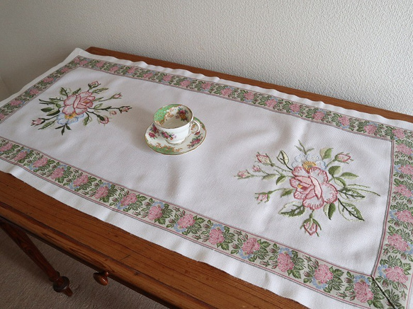 ドイツの手仕事/大輪のピンクと水色のお花の手刺繍 テーブルセンター 未使用品  (ヴィンテージ) 9枚目の画像