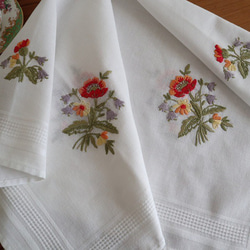 ドイツの手仕事/可愛い野花の花束 手刺繍 テーブルクロス  コットン生地 (ヴィンテージ) 1枚目の画像