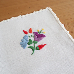 ドイツの手仕事/カラフルなお花の手刺繍 小さなスクエア型 ドイリー (ヴィンテージ 未使用品) 5枚目の画像