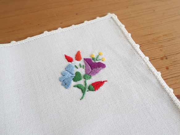 ドイツの手仕事/カラフルなお花の手刺繍 小さなスクエア型 ドイリー (ヴィンテージ 未使用品) 5枚目の画像
