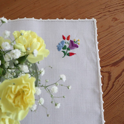 ドイツの手仕事/カラフルなお花の手刺繍 小さなスクエア型 ドイリー (ヴィンテージ 未使用品) 7枚目の画像