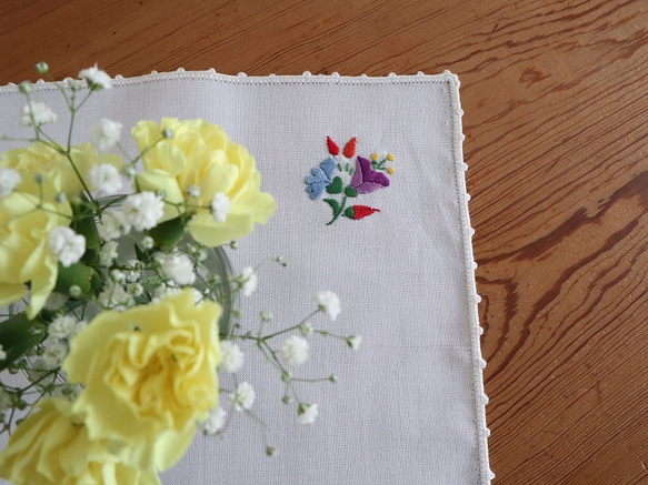 ドイツの手仕事/カラフルなお花の手刺繍 小さなスクエア型 ドイリー (ヴィンテージ 未使用品) 7枚目の画像