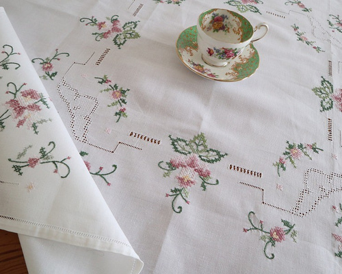 ドイツの手仕事/ニュアンスカラーの紫のお花 クロスステッチ手刺繍