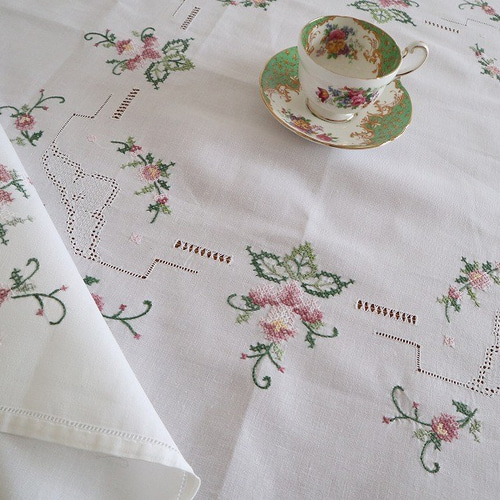 ドイツの手仕事/ニュアンスカラーの紫のお花 クロスステッチ手刺繍