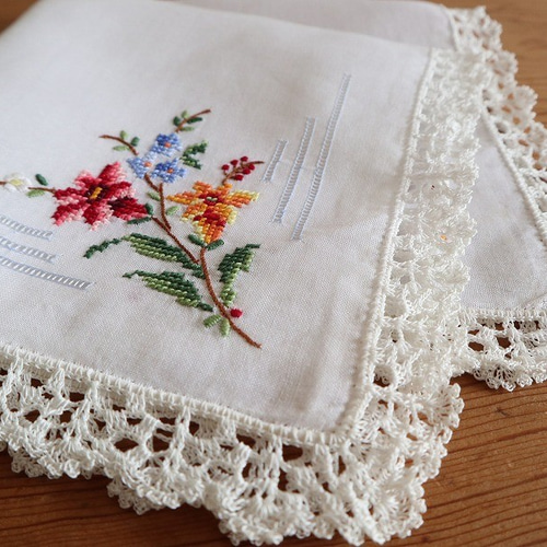 ドイツの手仕事/細やかなお花の手刺繍と手編みレース ハンカチ (未使用