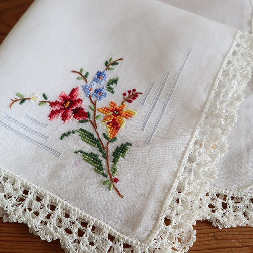 ドイツの手仕事/細やかなお花の手刺繍と手編みレース ハンカチ (未使用
