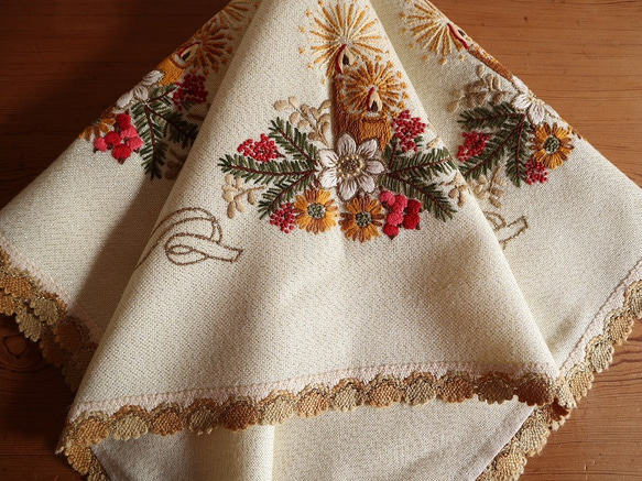 ドイツの手仕事☆クリスマス お花に囲まれた素敵なキャンドルリースの手刺繍 テーブルクロス 未使用品 (ヴィンテージ) 2枚目の画像