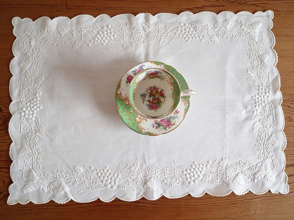 ポルトガルの手仕事/マデイラ刺繍 リネン生地に葡萄の白糸手刺繍