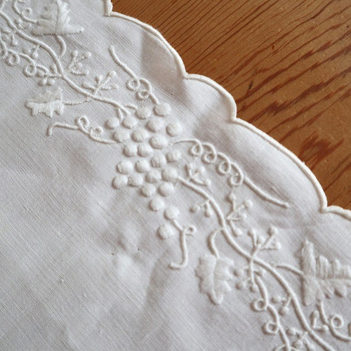 ポルトガルの手仕事/マデイラ刺繍 リネン生地に葡萄の白糸手刺繍