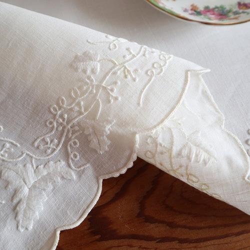 ポルトガルの手仕事/マデイラ刺繍 リネン生地に葡萄の白糸手刺繍