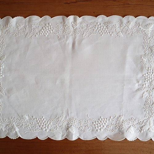 ポルトガルの手仕事/マデイラ刺繍 リネン生地に葡萄の白糸手刺繍