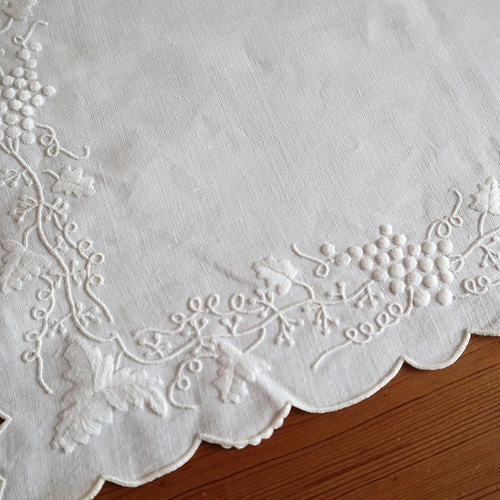 ポルトガルの手仕事/マデイラ刺繍 リネン生地に葡萄の白糸手刺繍