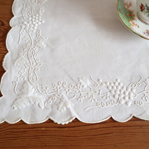 ポルトガルの手仕事/マデイラ刺繍 リネン生地に葡萄の白糸手刺繍