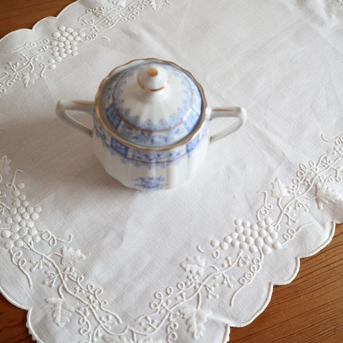 ポルトガルの手仕事/マデイラ刺繍 リネン生地に葡萄の白糸手刺繍