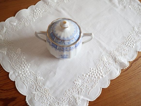 ポルトガルの手仕事/マデイラ刺繍 リネン生地に葡萄の白糸手刺繍