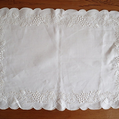 ポルトガルの手仕事/マデイラ刺繍 リネン生地に葡萄の白糸手刺繍