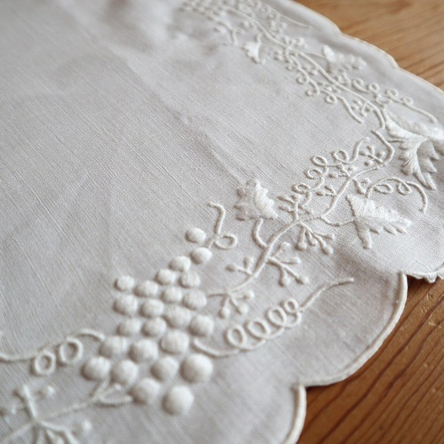 ポルトガルの手仕事/マデイラ刺繍 リネン生地に葡萄の白糸手刺繍