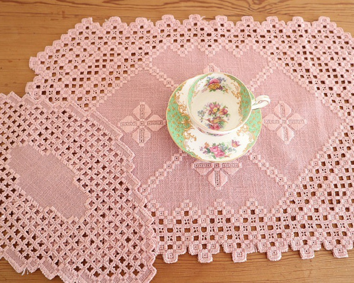 ドイツの手仕事/ペールローズ色の生地にハーダンガー手刺繍 テーブル